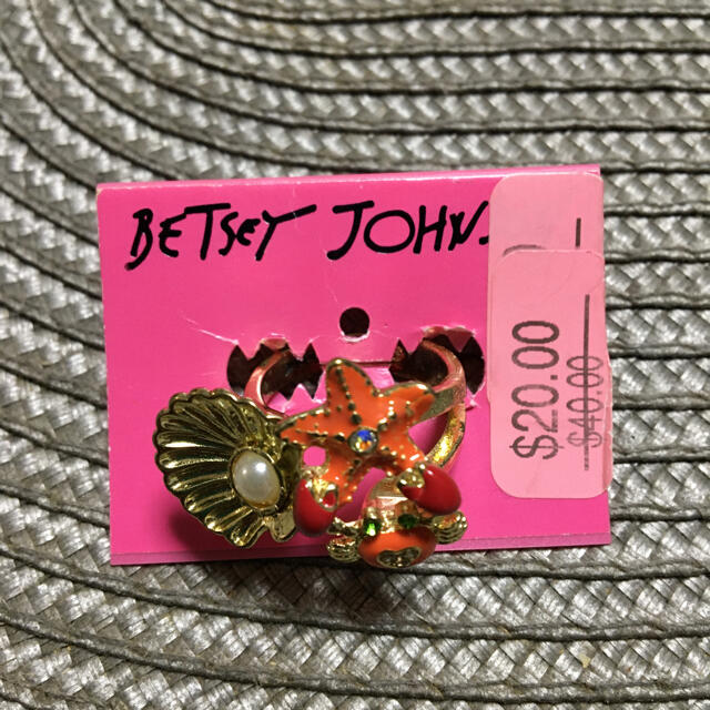 BETSEY JOHNSON(ベッツィジョンソン)のBETSEY JOHOSON リング　新品未使用　値下げ！ レディースのアクセサリー(リング(指輪))の商品写真