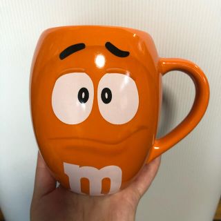 エムアンドエム(M&M)のm&m マグカップ オレンジ(グラス/カップ)