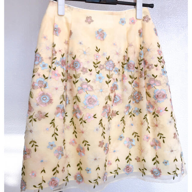 TOCCA(トッカ)のTOCCA イエロー刺繍スカート レディースのスカート(ひざ丈スカート)の商品写真