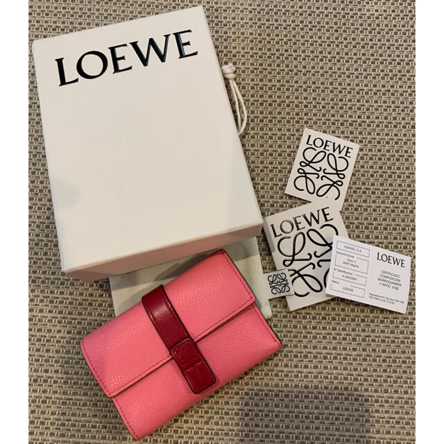 LOEWEバーティカルウォレット ピンク レザー ミニウォレットレザーウォレット