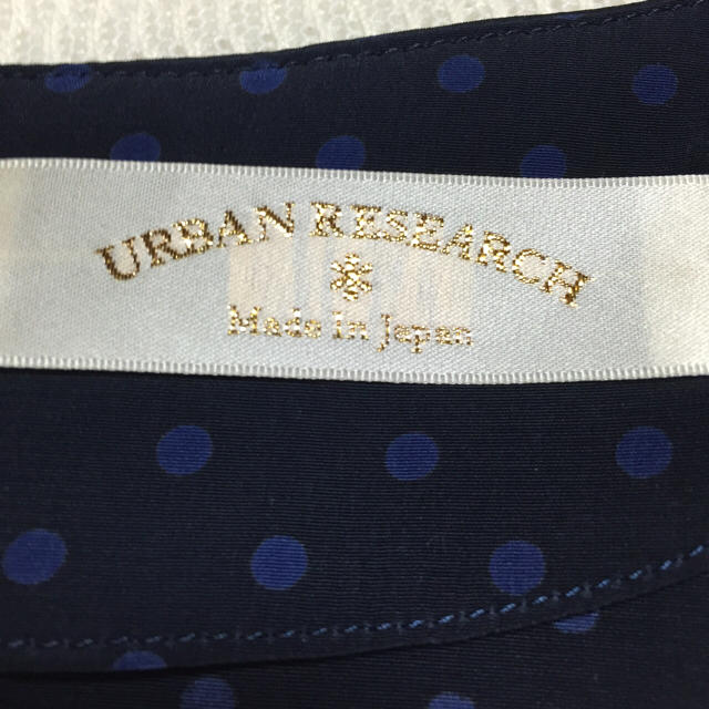 URBAN RESEARCH(アーバンリサーチ)の人気 UR ドットブラウス 美品 レディースのトップス(シャツ/ブラウス(半袖/袖なし))の商品写真