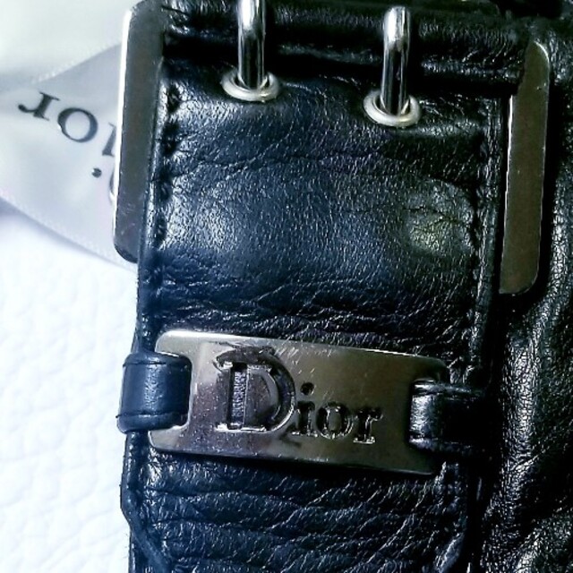 Christian Dior(クリスチャンディオール)の超目玉‼️大人気ディオール★Diorロゴバックルレザーグローブ訳有ジャンク品‼️ レディースのファッション小物(手袋)の商品写真