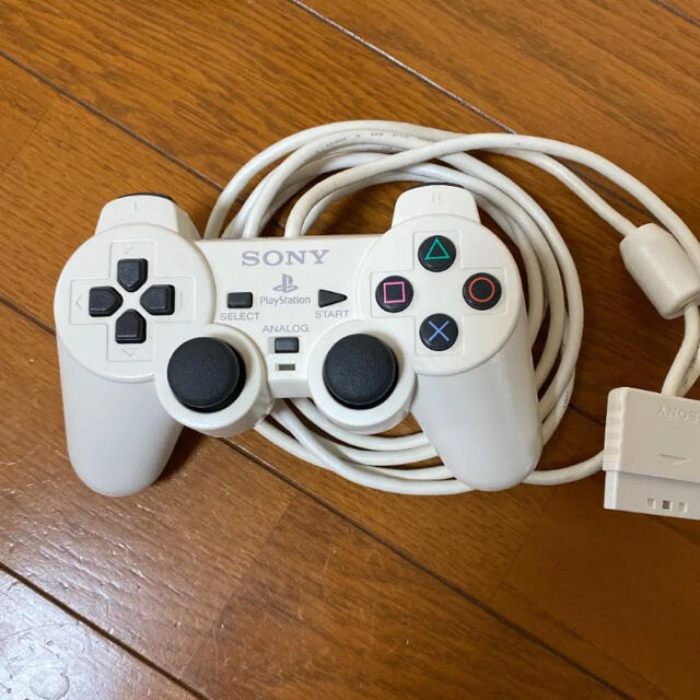 PlayStation(プレイステーション)のPS2 コントローラー デュアルショック　ホワイト 2台　メモリーカード エンタメ/ホビーのゲームソフト/ゲーム機本体(その他)の商品写真