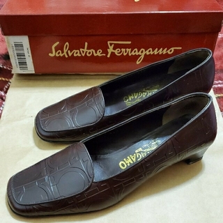 サルヴァトーレフェラガモ(Salvatore Ferragamo)のフェラガモ ローファー パンプス 23.5cm ブラウン(ローファー/革靴)