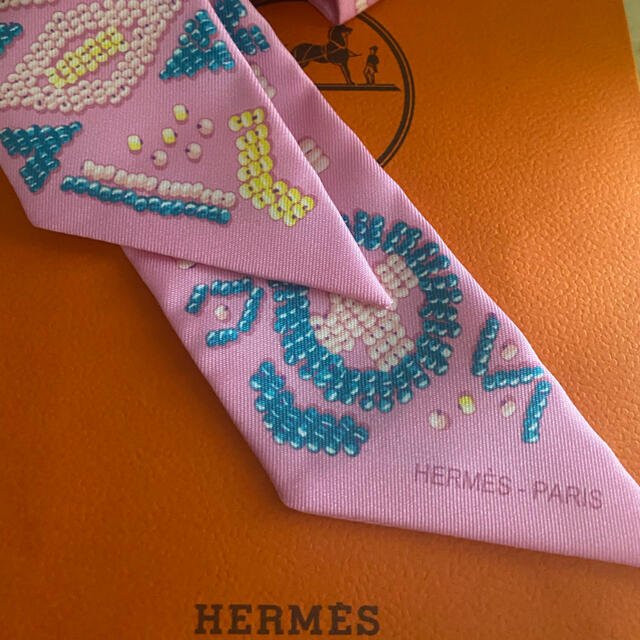 Hermes(エルメス)のタグ付き新品未使用！エルメス　ツイリー　ケリーアンペルル レディースのファッション小物(バンダナ/スカーフ)の商品写真