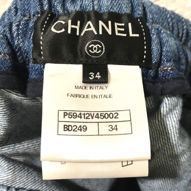 CHANEL(シャネル)のシャネル CHANEL 18A ロールアップ BD249 CCココマーク ボトムス ジーンズ デニムパンツ コットン ブルー 未使用 レディースのパンツ(デニム/ジーンズ)の商品写真