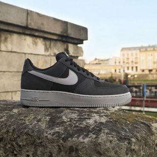 ナイキ(NIKE)の定13400円!絶版ウルフグレー×ブラック!ナイキエアフォース1高級スニーカー(スニーカー)