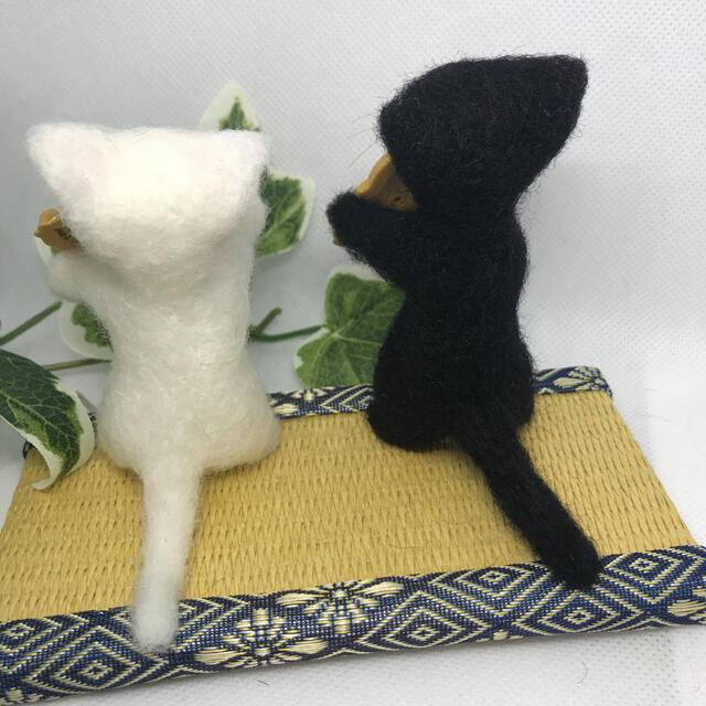 黒猫ちゃん　白猫ちゃんの和風置物 ハンドメイドのインテリア/家具(インテリア雑貨)の商品写真