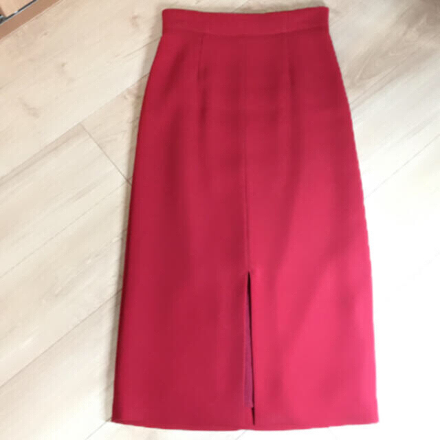 Noble(ノーブル)のノーブル　ピーチサテンタイトスカート　赤 レディースのスカート(ひざ丈スカート)の商品写真
