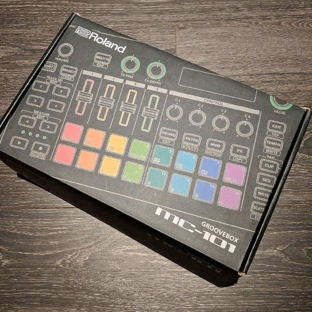 Roland(ローランド)の[即納]ROLAND MC-101 GROOVEBOX 楽器の鍵盤楽器(キーボード/シンセサイザー)の商品写真