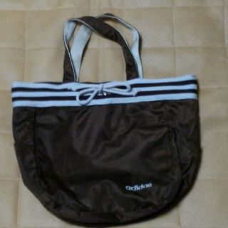 アディダス(adidas)のアディダスバッグ（茶）(トートバッグ)