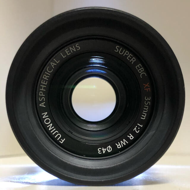 富士フイルム(フジフイルム)の富士フィルム FUJIFILM XF35mm F2 R WR スマホ/家電/カメラのカメラ(レンズ(単焦点))の商品写真