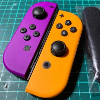 ニンテンドースイッチ(Nintendo Switch)のジョイコン  ★パープル・オレンジ★ストラップ付き‼️ 作動品　美品(家庭用ゲーム機本体)