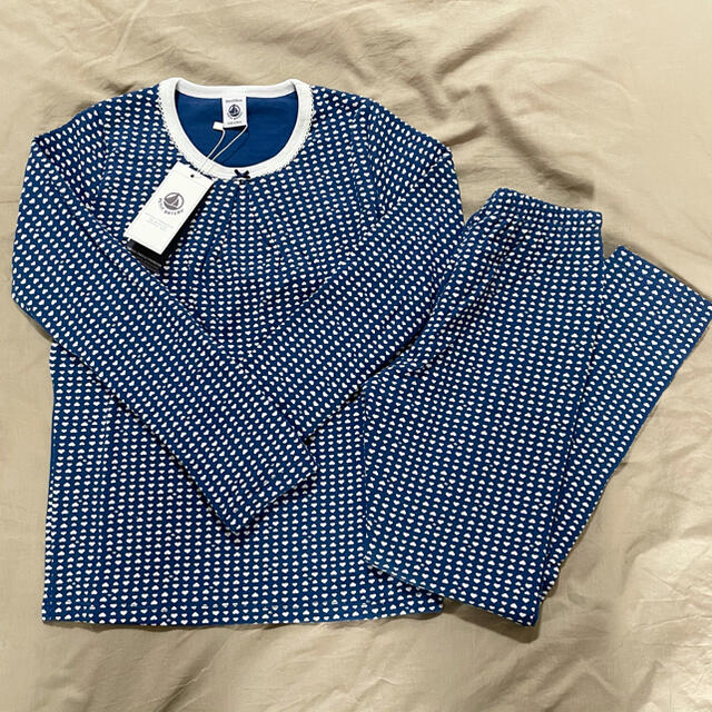 PETIT BATEAU(プチバトー)の新品未使用  プチバトー  長袖パジャマ  チュビック  ハート柄  8ans キッズ/ベビー/マタニティのキッズ服女の子用(90cm~)(パジャマ)の商品写真