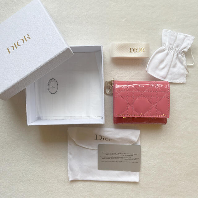Christian Dior(クリスチャンディオール)のDIOR レディディオール パテント ロータスウォレット ダスティピンク レディースのファッション小物(財布)の商品写真