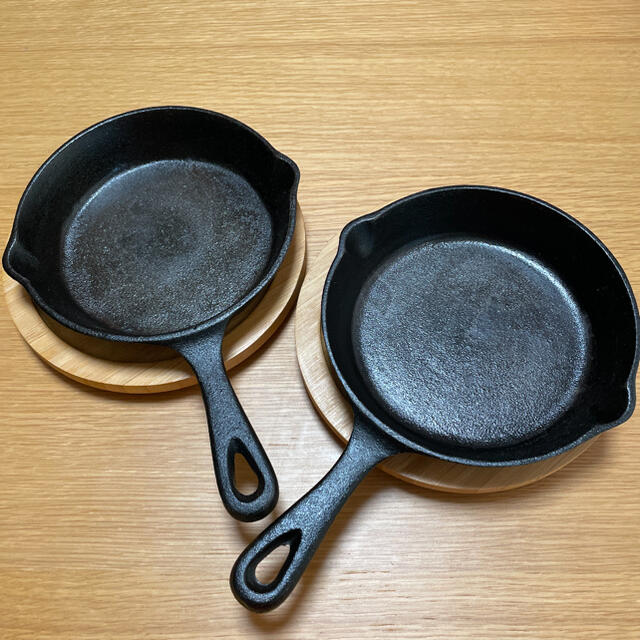 ニトリ(ニトリ)のニトリスキレット15cm &木台　2セット インテリア/住まい/日用品のキッチン/食器(鍋/フライパン)の商品写真