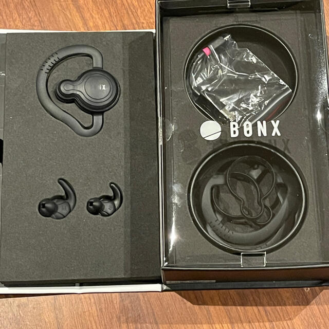 美品 BONX  GRIP ブラック×1 ピンク×1 セット スマホ/家電/カメラのオーディオ機器(ヘッドフォン/イヤフォン)の商品写真