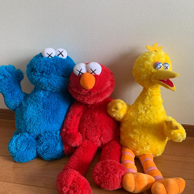 SESAME STREET(セサミストリート)の新品　セサミストリート　kaws ぬいぐるみ エンタメ/ホビーのおもちゃ/ぬいぐるみ(ぬいぐるみ)の商品写真