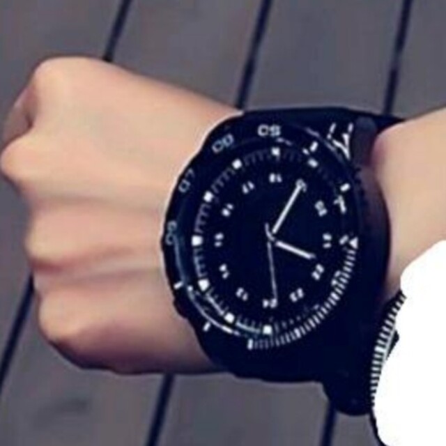 【新品】重厚アナログ腕時計(黒色)外径約50mmクウォーツアナログ腕時計 | フリマアプリ ラクマ