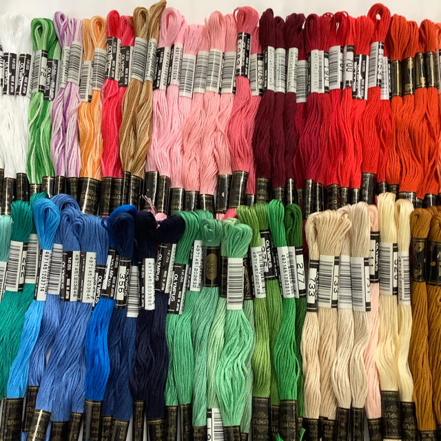 OLYMPUS(オリンパス)のオリンパス刺繍糸　100本 ハンドメイドの素材/材料(生地/糸)の商品写真