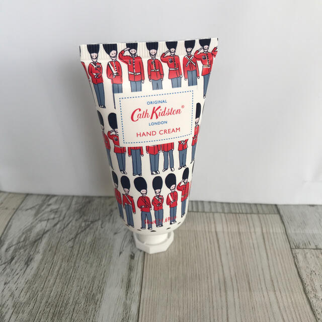 Cath Kidston(キャスキッドソン)のハンドクリーム　オレンジフラワー&ざくろの香り　50ml キャスキットソン コスメ/美容のボディケア(ハンドクリーム)の商品写真