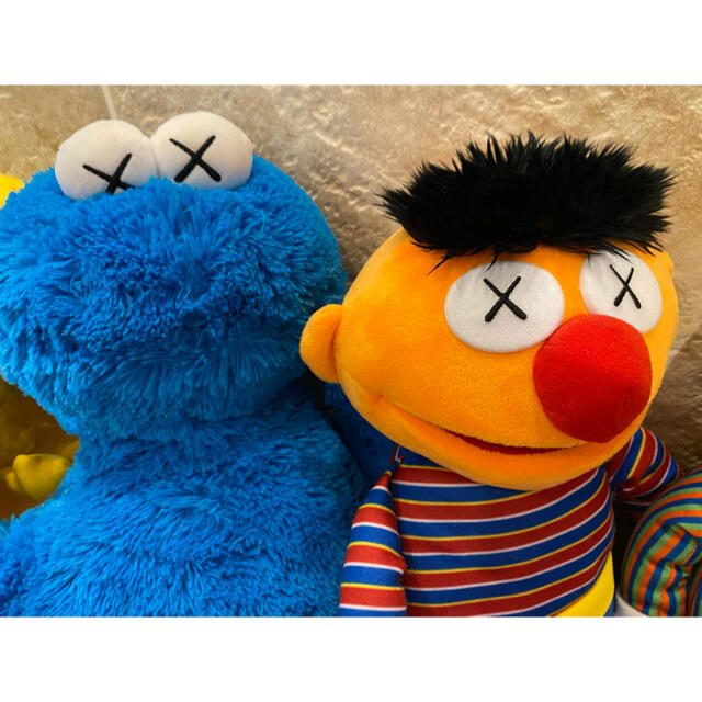 SESAME STREET(セサミストリート)のセサミストリート　ユニクロ✖️カウズ　コラボ　ぬいぐるみ エンタメ/ホビーのおもちゃ/ぬいぐるみ(ぬいぐるみ)の商品写真