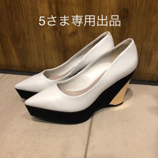 チャールズアンドキース(Charles and Keith)のパンプス　ヒール　ホワイト　白　ゴールド　モード(ハイヒール/パンプス)