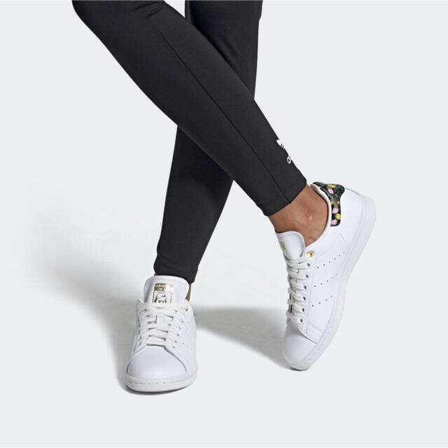 adidas(アディダス)の【新品】アディダス スタンスミス スニーカー 白 黒 フラワー 24.0 レディースの靴/シューズ(スニーカー)の商品写真