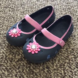 クロックス(crocs)のクロックス ネイビーお花サンダル(サンダル)