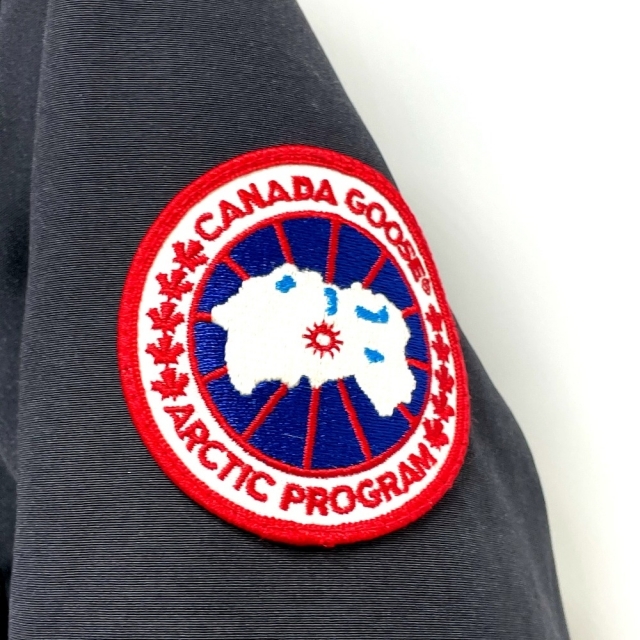 CANADA GOOSE(カナダグース)のカナダグース ダウン ジャケット 3438JM ファーフード付き ネイビー レディースのジャケット/アウター(ダウンジャケット)の商品写真