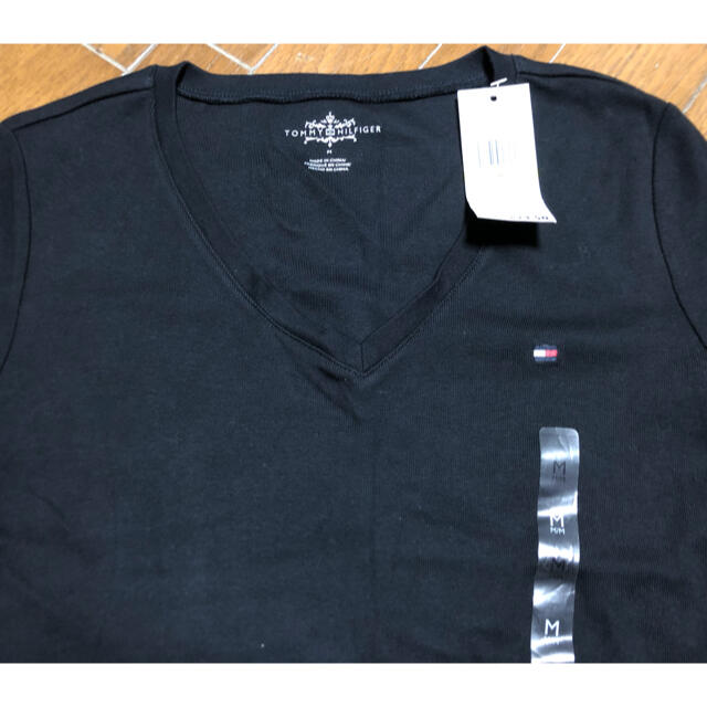 TOMMY HILFIGER(トミーヒルフィガー)の【新品】Tommy Hilfiger  VネックTシャツ レディースのトップス(Tシャツ(半袖/袖なし))の商品写真