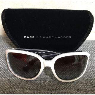 マークバイマークジェイコブス(MARC BY MARC JACOBS)のMARC BY MARC JACOBS ホワイトロゴフレーム　サングラス　極美品(サングラス/メガネ)