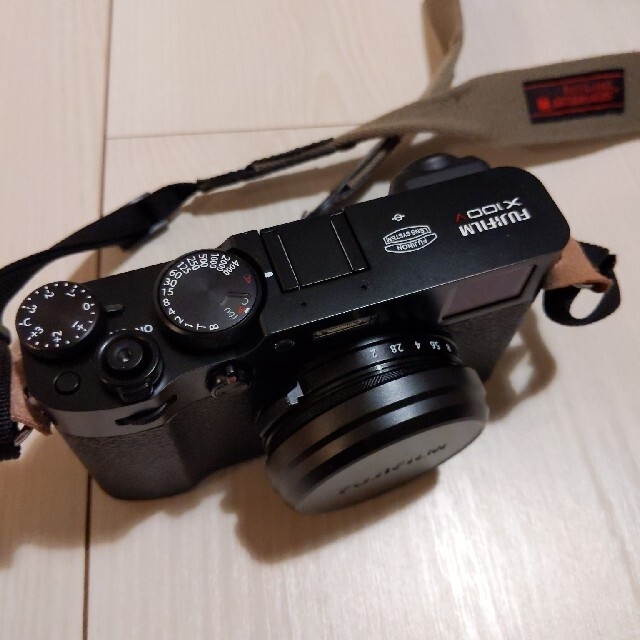 富士フイルム(フジフイルム)のFUJIFILM X100Vブラック 専用フード、フィルター付き スマホ/家電/カメラのカメラ(コンパクトデジタルカメラ)の商品写真