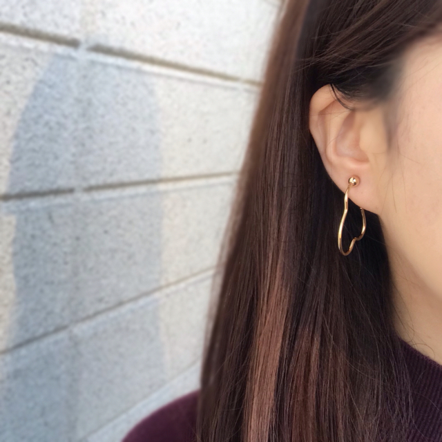 Ameri VINTAGE(アメリヴィンテージ)のnew✩︎⡱シンプル変形フープイヤリング〈ゴールド〉 ハンドメイドのアクセサリー(イヤリング)の商品写真