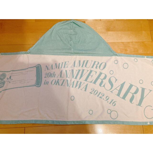 安室奈美恵　20周年記念　フード付きタオル エンタメ/ホビーのタレントグッズ(ミュージシャン)の商品写真