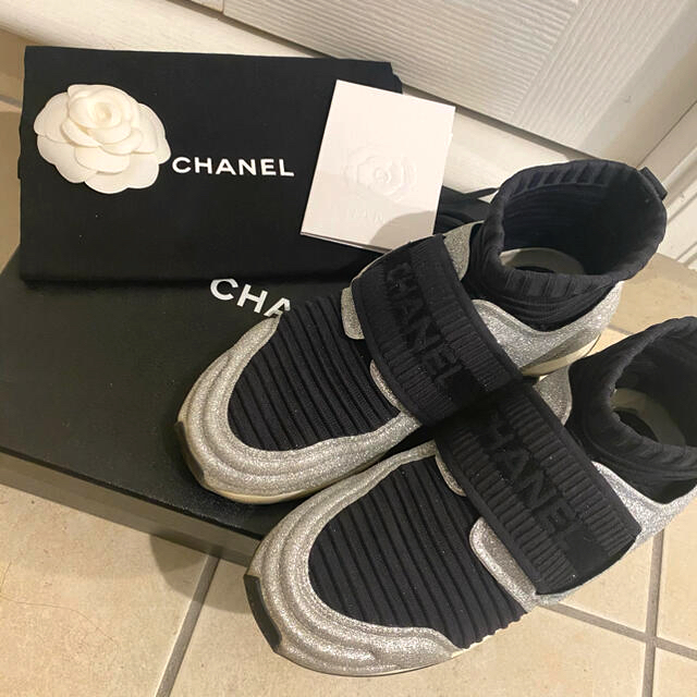 CHANEL(シャネル)の【専用】CHANEL*ソックススニーカー シルバー×ブラック38 レディースの靴/シューズ(スニーカー)の商品写真