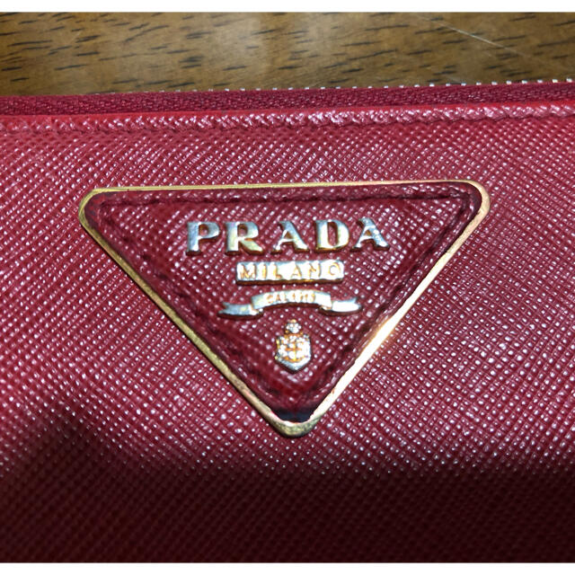 PRADA(プラダ)の MAX様専用　PRADA ラウンドファスナー　レッド レディースのファッション小物(財布)の商品写真
