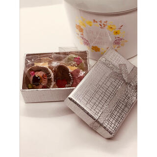 ハンドメイド刺繍ブローチ　バレンタインの贈り物　チョコブローチ(コサージュ/ブローチ)