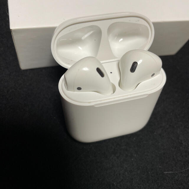 Apple(アップル)のApple AirPods エアーポッズ MV7N2J/A スマホ/家電/カメラのオーディオ機器(ヘッドフォン/イヤフォン)の商品写真