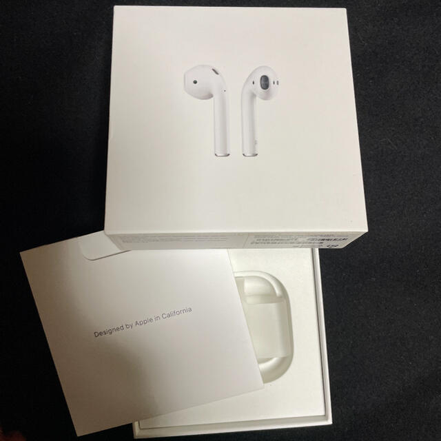 Apple(アップル)のApple AirPods エアーポッズ MV7N2J/A スマホ/家電/カメラのオーディオ機器(ヘッドフォン/イヤフォン)の商品写真