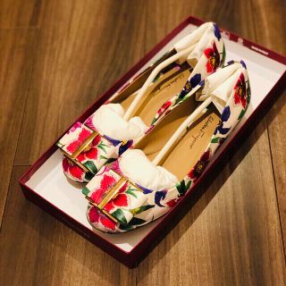 【美品】Salvatore Ferragamo 花柄パンプス