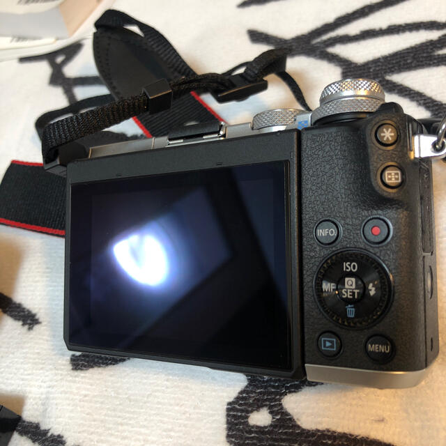 Canon(キヤノン)のEOS M6 ダブルズームキット+単焦点レンズ+電子ビューファインダー スマホ/家電/カメラのカメラ(ミラーレス一眼)の商品写真
