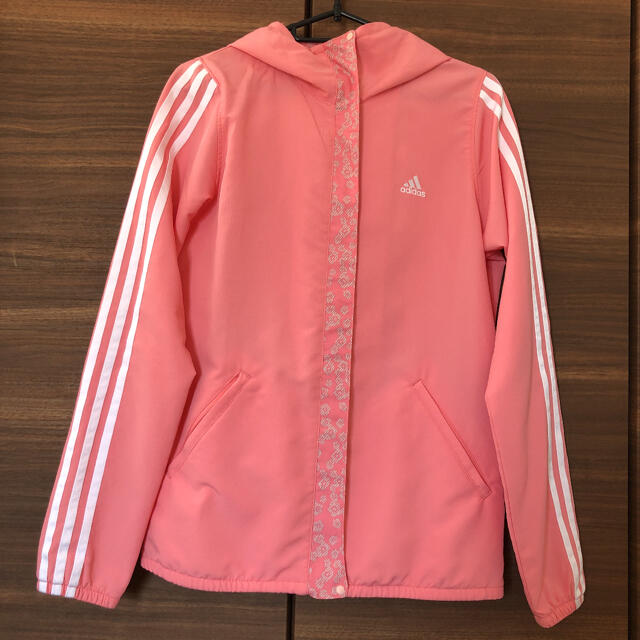 adidas(アディダス)のadidas ウィンドブレーカー レディースのジャケット/アウター(ナイロンジャケット)の商品写真