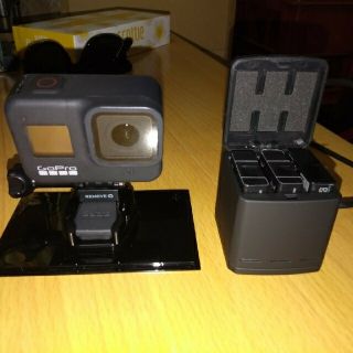 ゴープロ(GoPro)のGoPro HERO8 Black 予備バッテリーと充電器付き　ゴSDカード付き(ビデオカメラ)