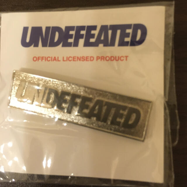 UNDEFEATED(アンディフィーテッド)の新品 未使用 UNDEFEATED LOGO ICON PIN SILVER メンズのファッション小物(その他)の商品写真