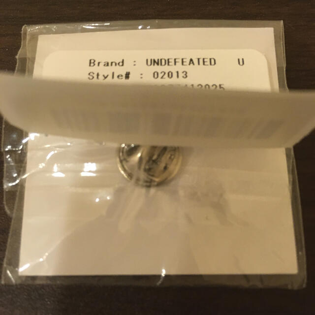 UNDEFEATED(アンディフィーテッド)の新品 未使用 UNDEFEATED LOGO ICON PIN SILVER メンズのファッション小物(その他)の商品写真