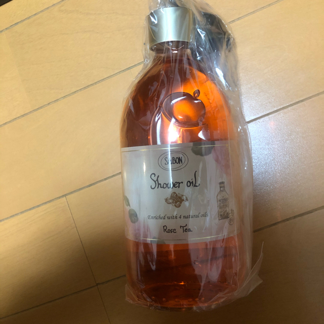 SABON(サボン)のサボン　シャワーオイル　ローズティー　500ml コスメ/美容のボディケア(ボディソープ/石鹸)の商品写真