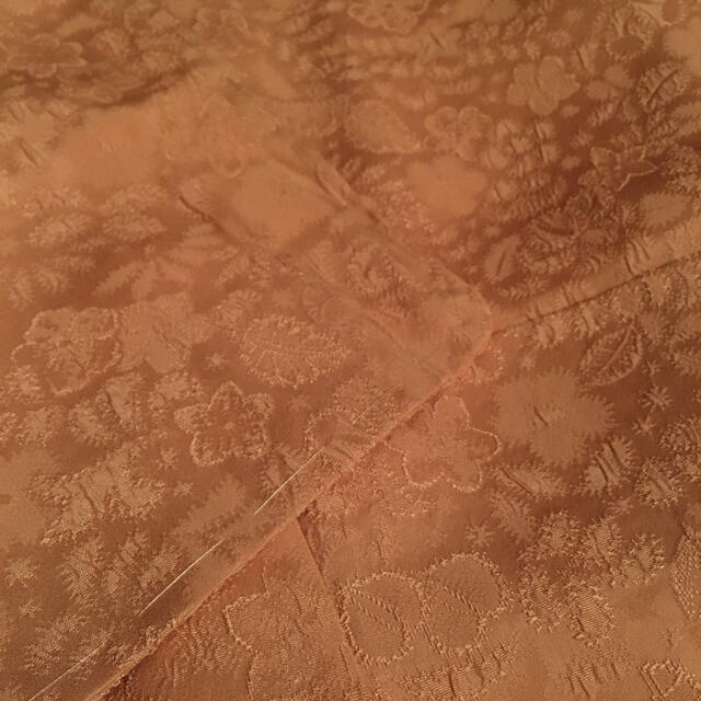 くすみピンク　正絹　色無地　仕付け糸付き　未使用 レディースの水着/浴衣(着物)の商品写真