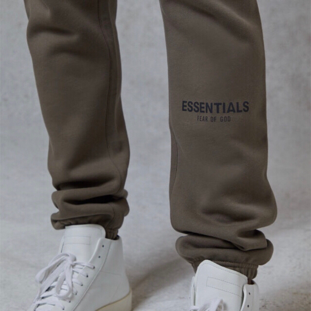 FEAR OF GOD(フィアオブゴッド)の【L】FOG ESSENTIALS Sweat Pants Taupe メンズのパンツ(その他)の商品写真