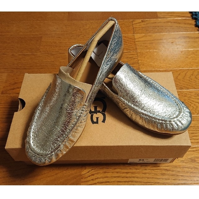 UGG(アグ)の【新品未使用】UGG VIVIAN METALLIC シルバー サイズUS6.5 レディースの靴/シューズ(スリッポン/モカシン)の商品写真